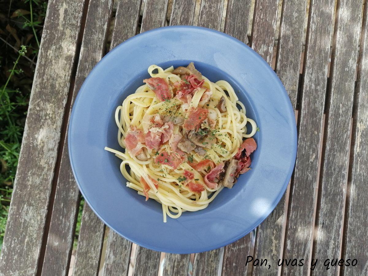 espaguetis con setas - pan uvas y queso