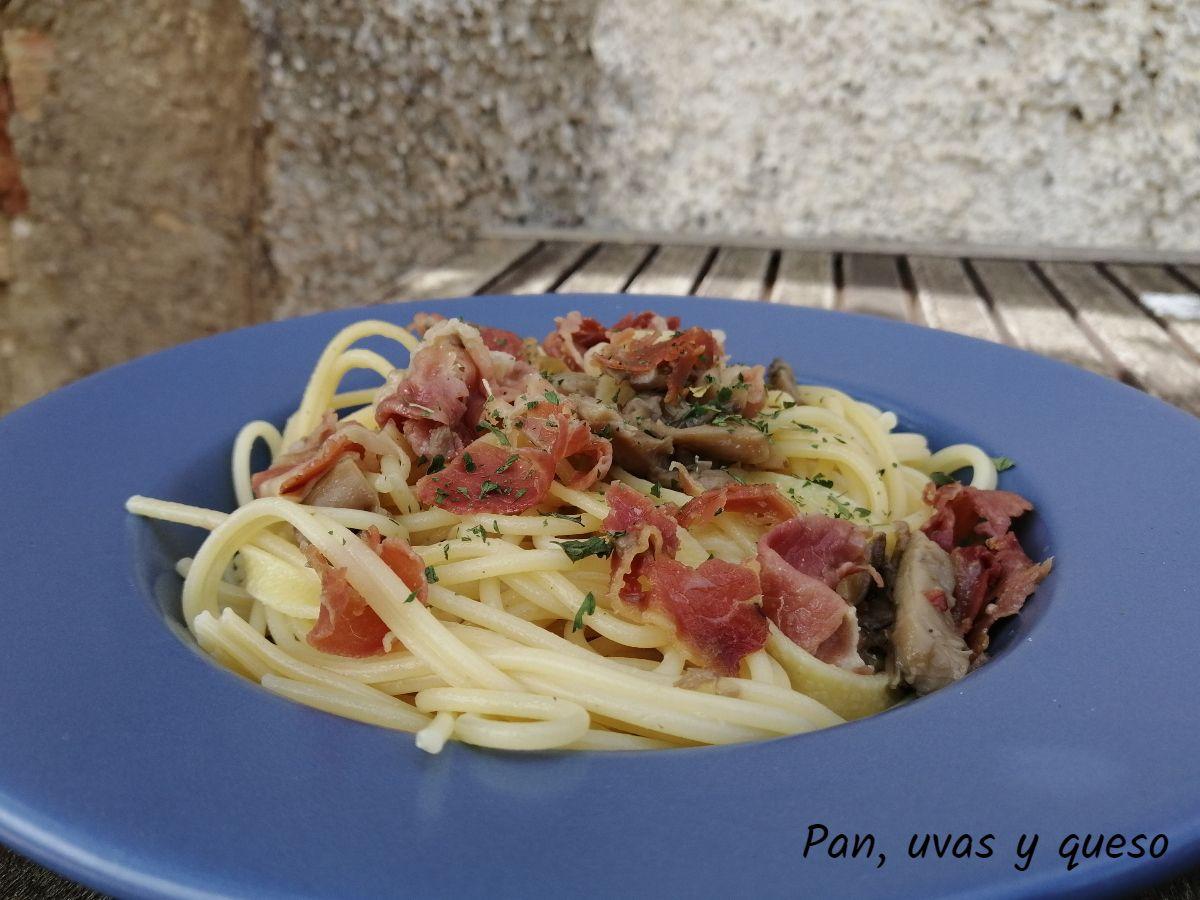 espaguetis con setas - pan uvas y queso