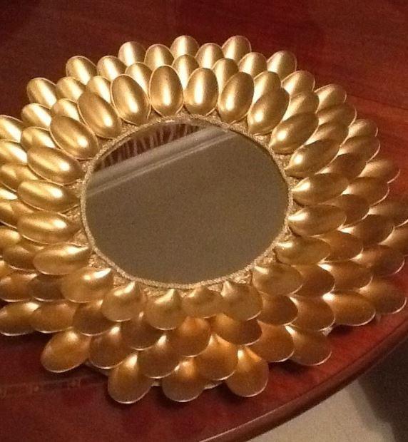 Espejo dorado con cucharas. Vía Pinterest.