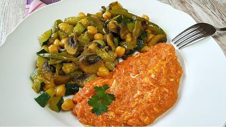 Verduras al curry con revuelto de tomate