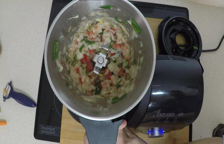 Echamos las verduras en el vaso y vamos a trocear todas para el sofríto