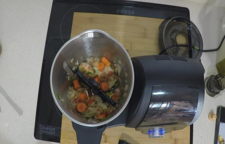 Echamos el resto de las verduras y con la mariposa puesta ssofreímos