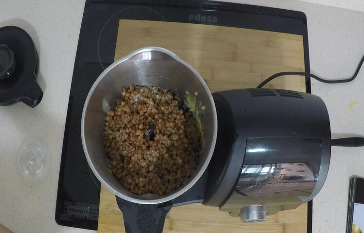 Ahora echamos las lentejas de bote y vamos a cocinarlas durante 5 minutos