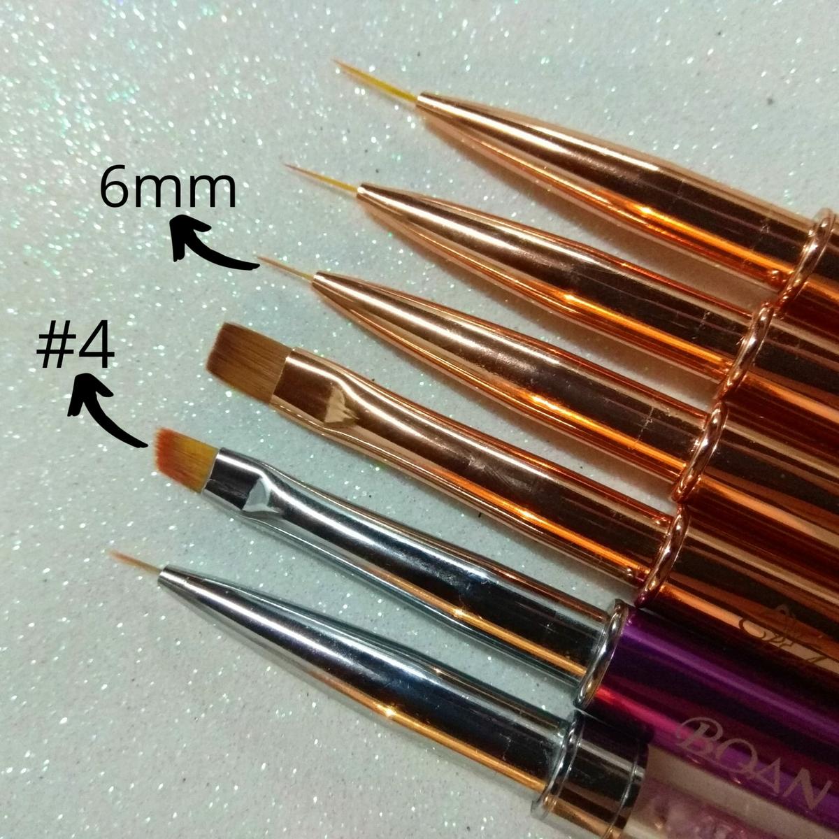 uñas rojas con dorado