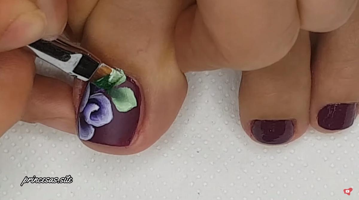 uñas rojas con blanco pies