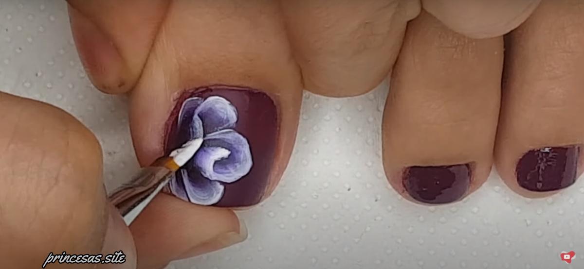 modelos de uñas flores rojas