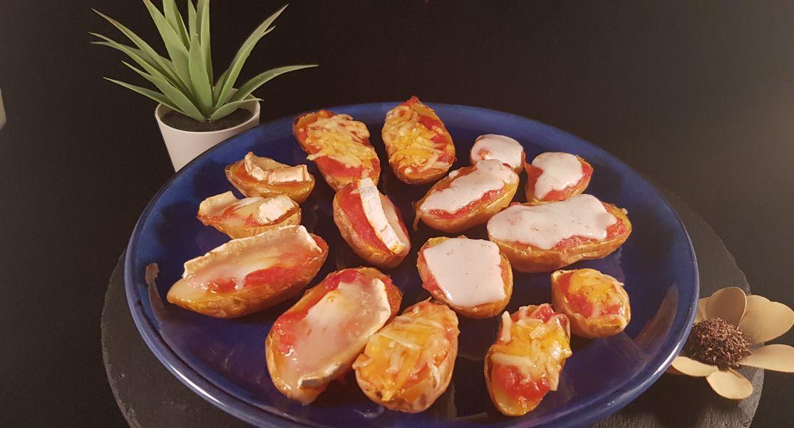 Patatas guarnición con tomate y queso en freidora de aire caliente