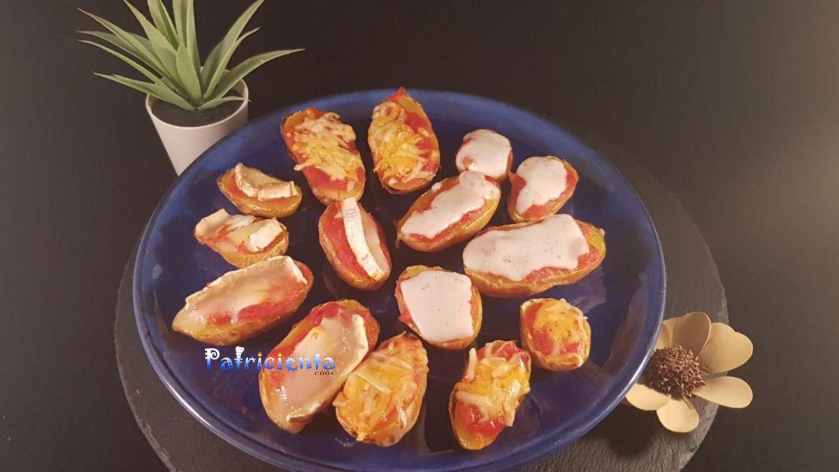 Patatas guarnición con tomate y queso en freidora de aire caliente