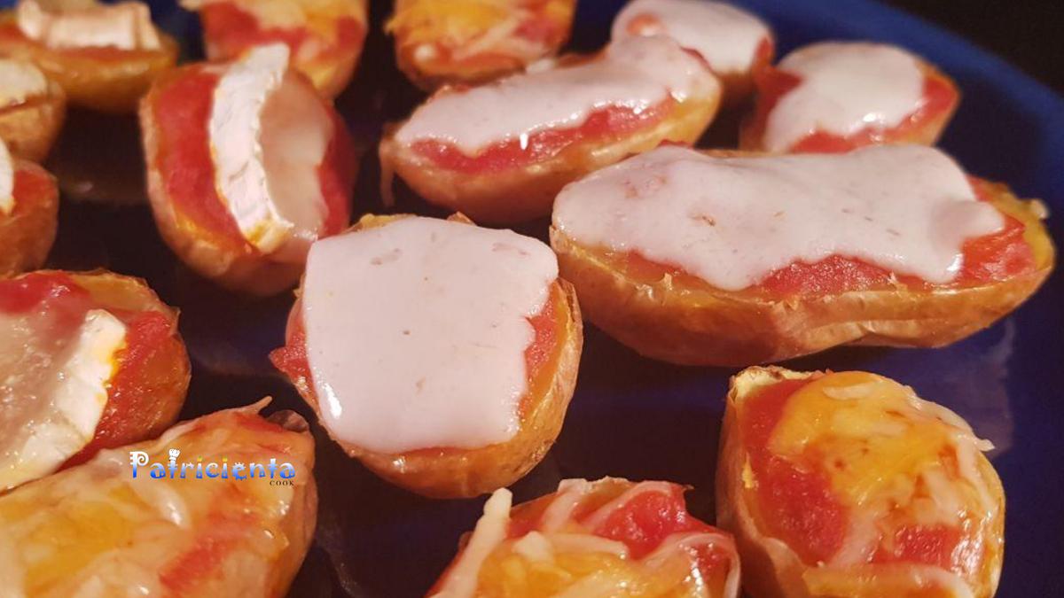 Patatas guarnición con tomate y queso en freidora de aire caliente
