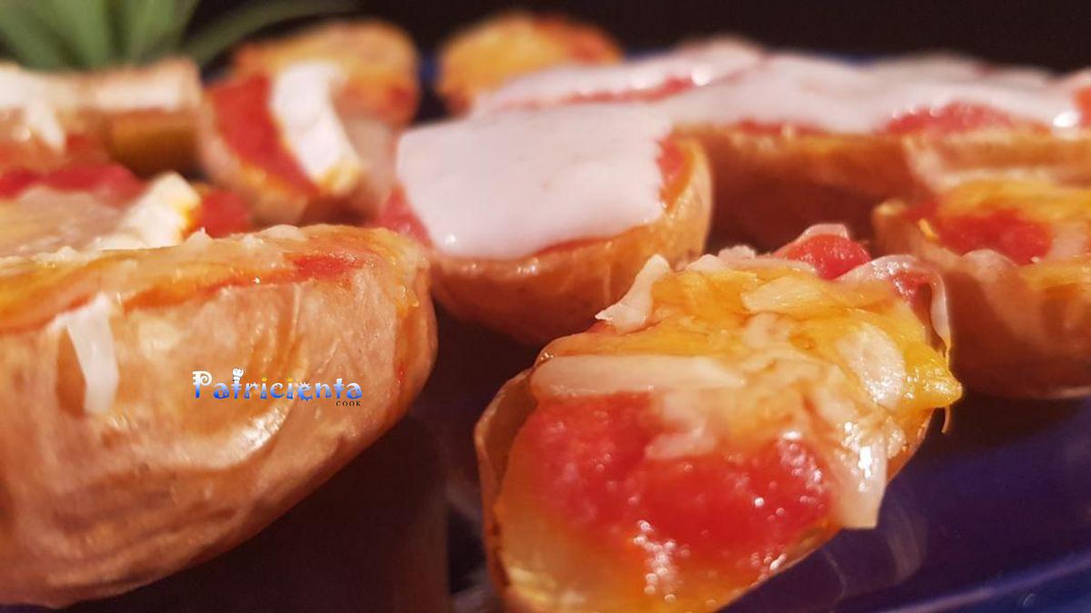 Patatas guarnición con tomate y queso en freidora de aire caliente