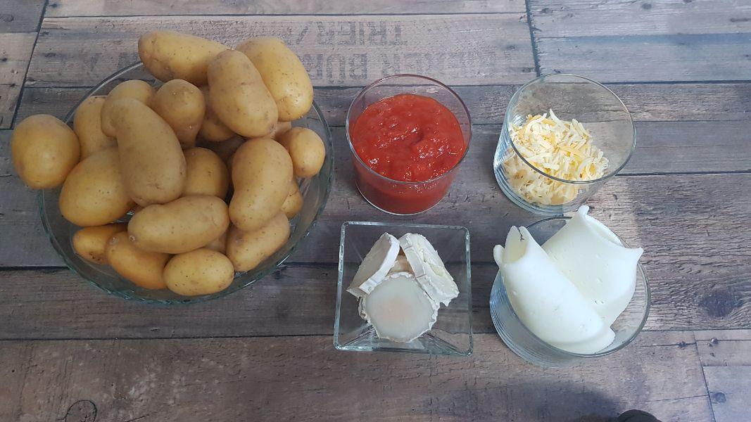 Patatas guarnición on tomate y queso en freidora de aire caliente