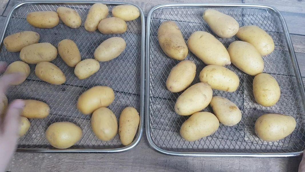 Patatas guarnición con tomate y queso en freidora de aire caliente