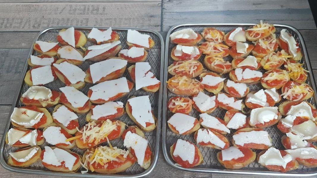 Patatas guarnición con tomate y queso en freidora de aire caliente