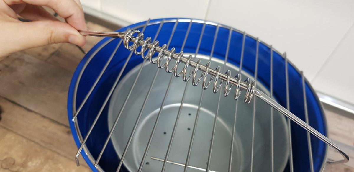 Barbacoa portátil con forma de cubo/barril