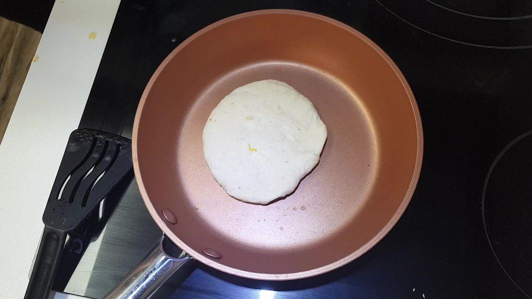 Pan Naan en panificadora y sartén