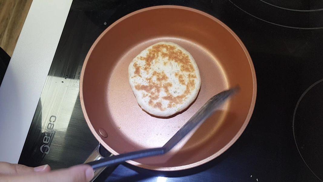 Pan Naan en panificadora y sartén