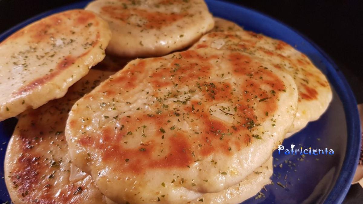 Pan naan en panificadora y sartén
