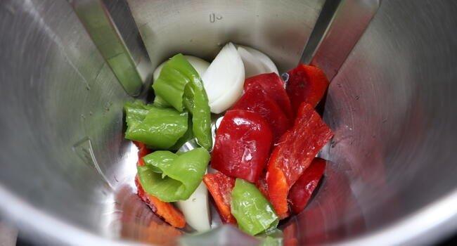 Echamos las verduras en el vaso y las picamos