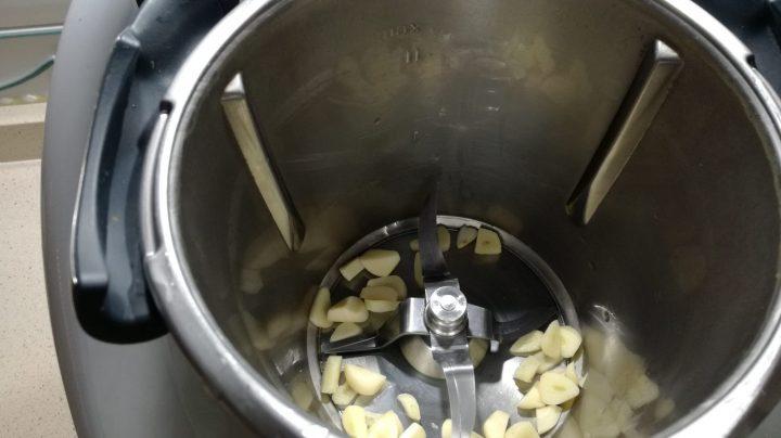 Echamos los ajos y los picamos en la jarra