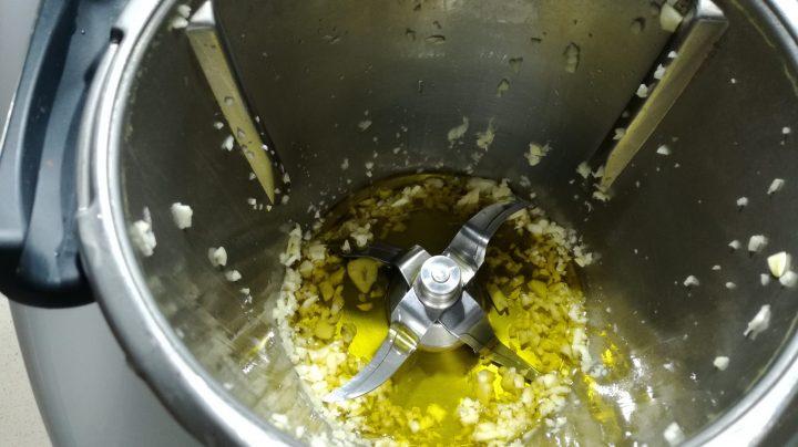 Ahora echamos aceite y sofreímos los ajos