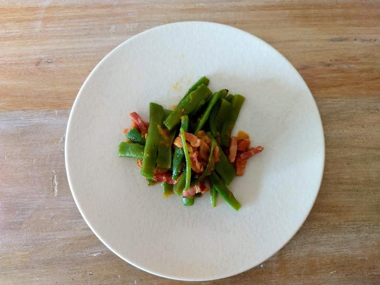 judías verdes con tomate y bacon