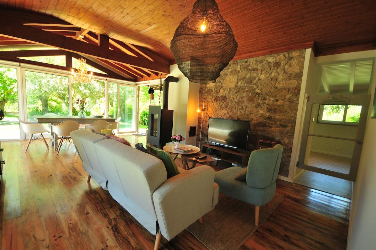 Salón comedor con cristalera al jardín