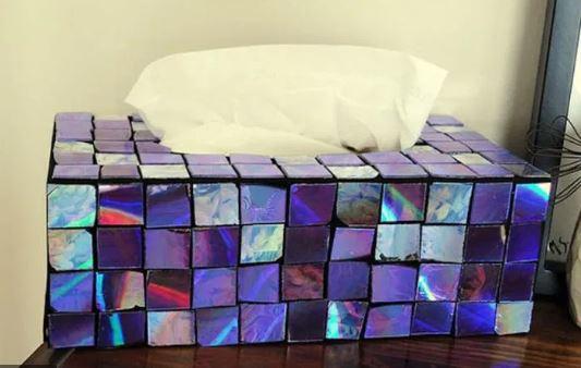 Decoración de caja con cds. Vía Pinterest.