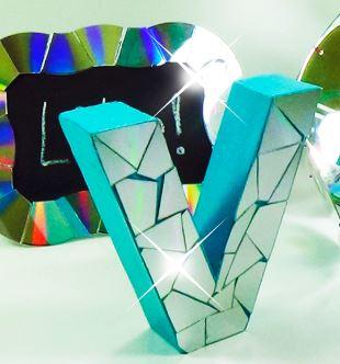 Iniciales para decorar. Vía Ecobrisa Manualidades.