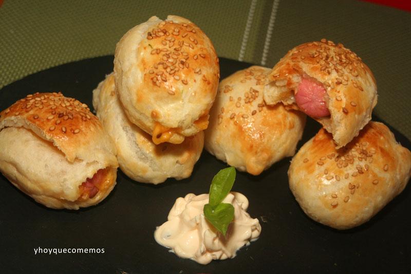 hojaldre de salchichas y queso