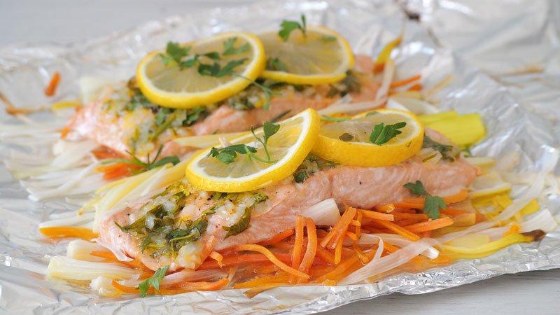 receta saludable de salmon en papillote con salsa de limon