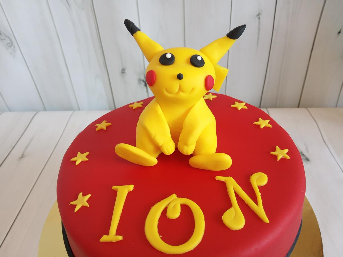 Vista lateral tarta pokemon