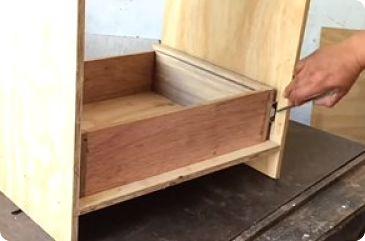 Se marca el frente del cajón con la mitad del riel