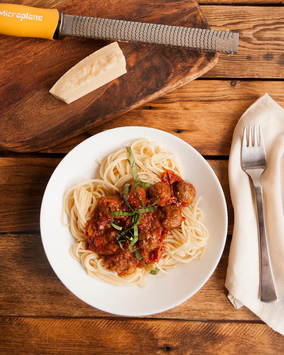 Espaguetis con albondigas y salsa de tomate especial.