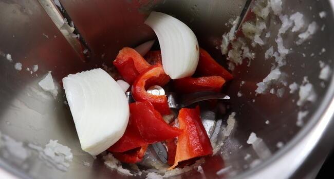 Echamos las verduras en el vaso y las picamos