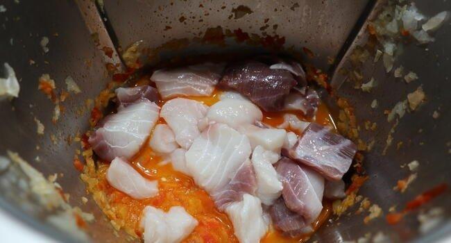 Echamos el cazón junto con las demás recetas y lo cocinamos