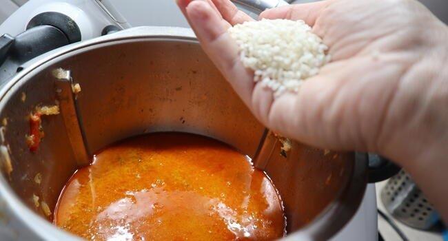 Echamos el arroz en el caldo sin el cazón y lo ponemos a cocer