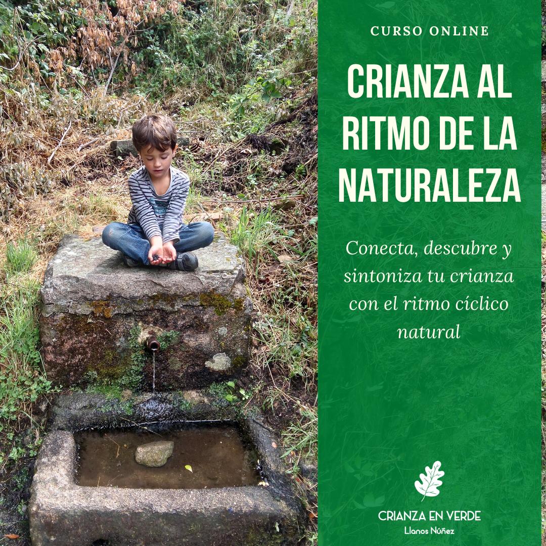 Foto de portada del curso: "Crianza al ritmo de la naturaleza" donde se ve un niño en una fuente con moras en la mano