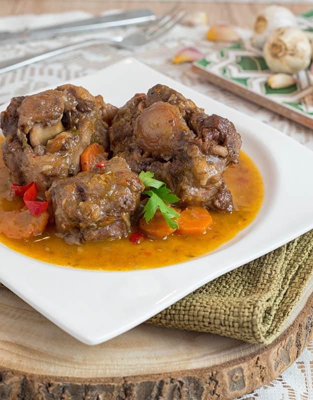 rabo de toro estofado o cola de toro guisada