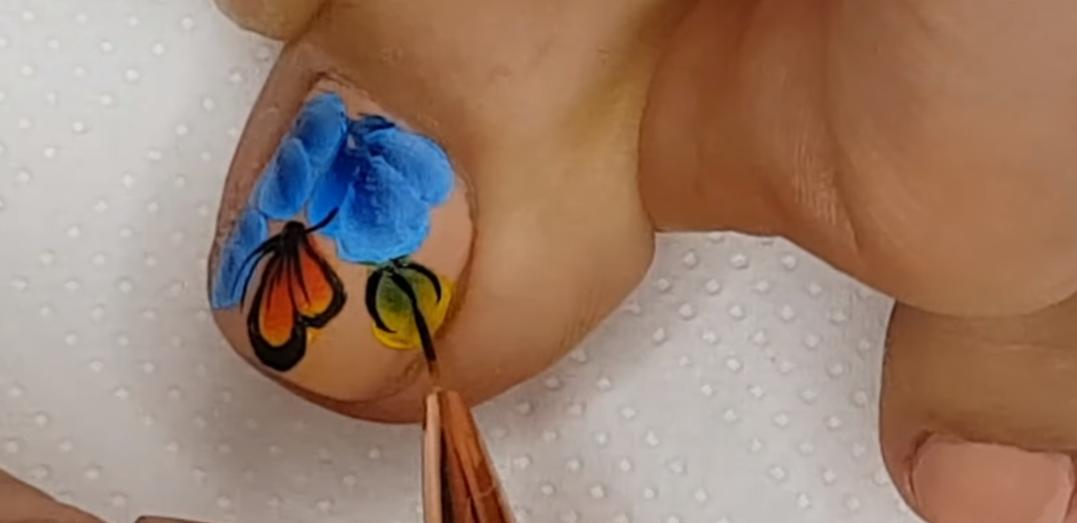 diseño de flores y mariposas para uñas