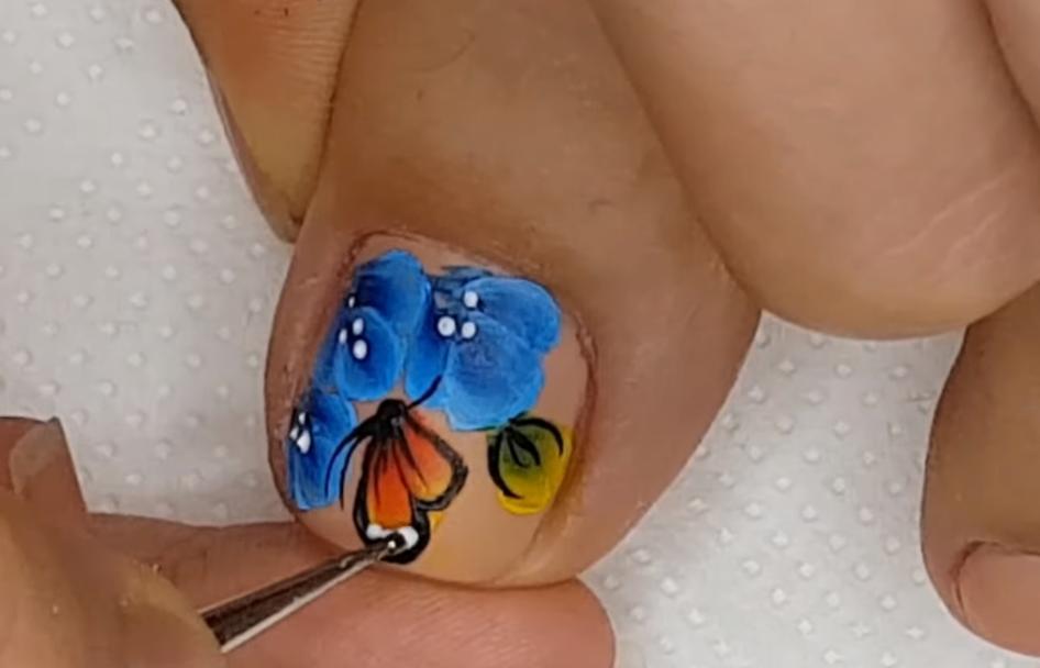modelo de uñas mariposas y flores