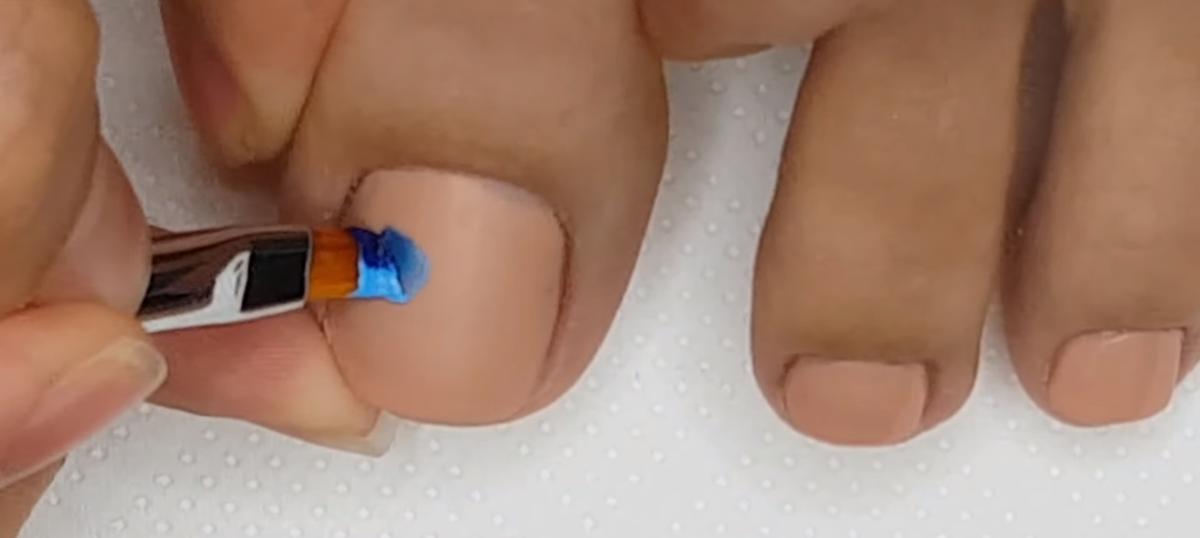 uñas con pinceladas a mano alzada