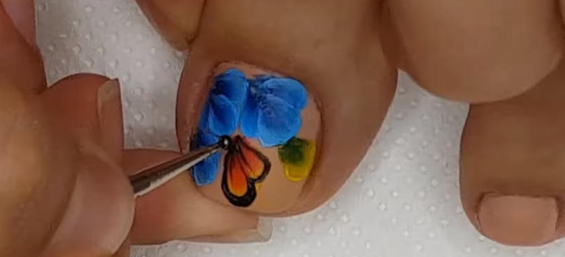 uñas con mariposas y flores pies