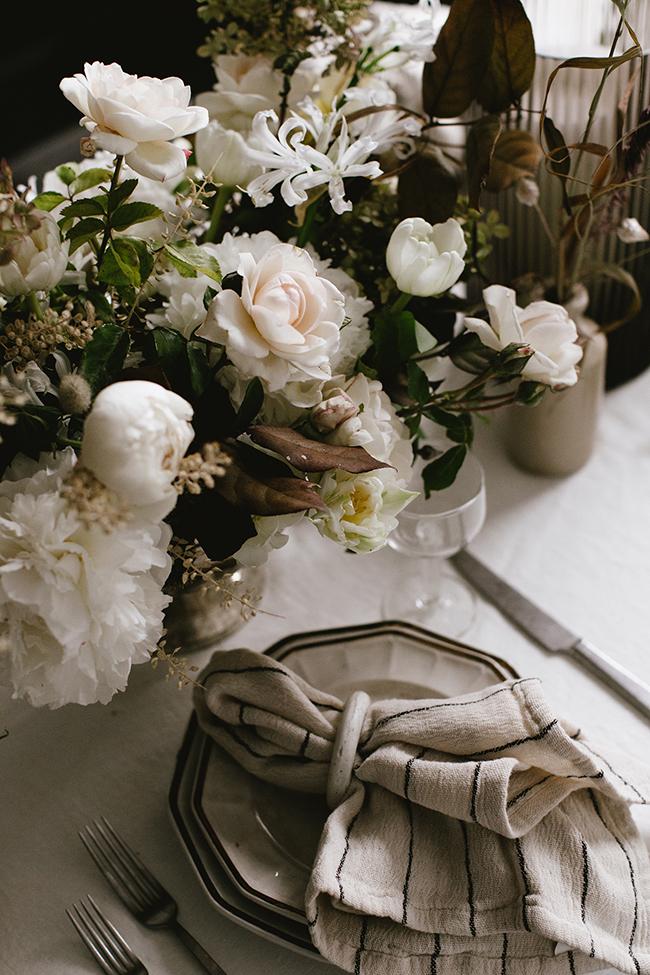 Una mesa con un toque francés y moderno