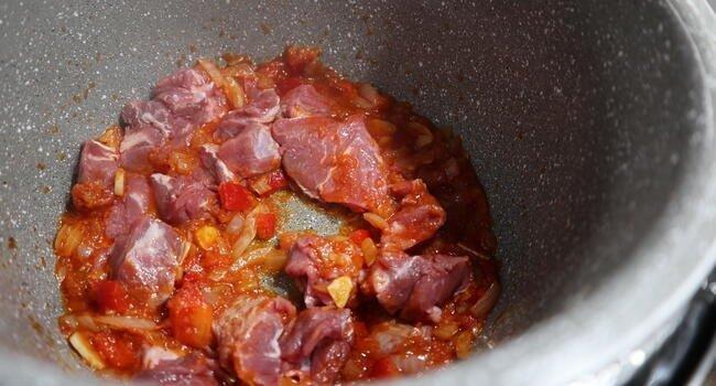 Echamos la carne de ternera y marcamos junto a la sofrito