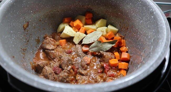 Echamos el resto de la verdura y las patatas cortadas en tacos y dejamos evaporar el vino