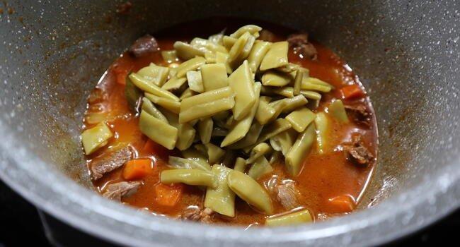 Echamos la judías cocidas y rehogamos un poco todo junto