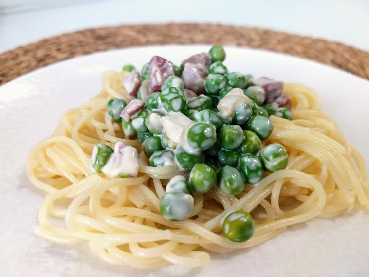 Espaguetis con guisantes y jamón