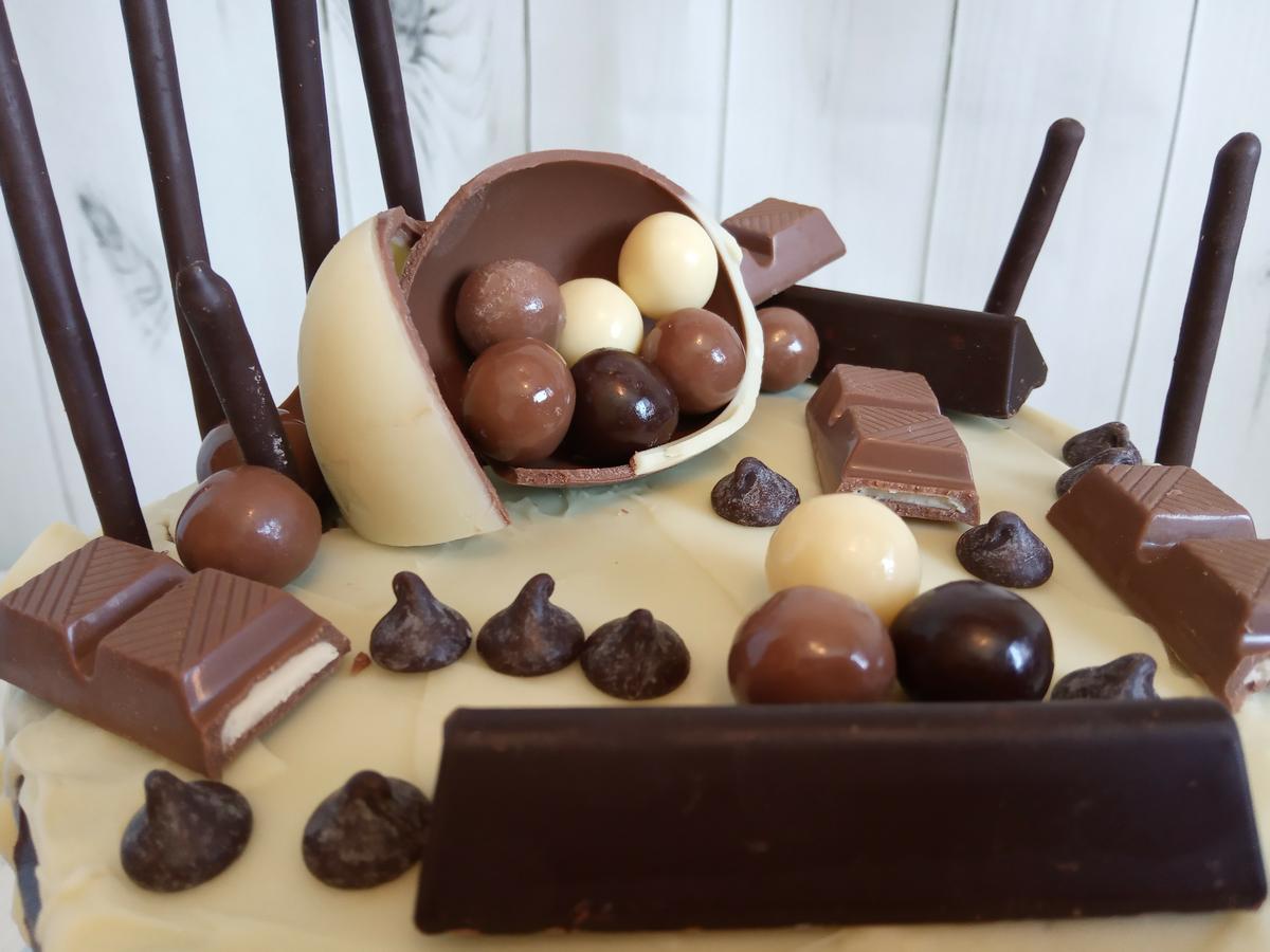 Chocolatinas drip cake