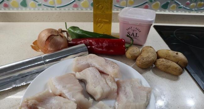 Los ingredientes necesarios para hacer la receta de merluza en papillote