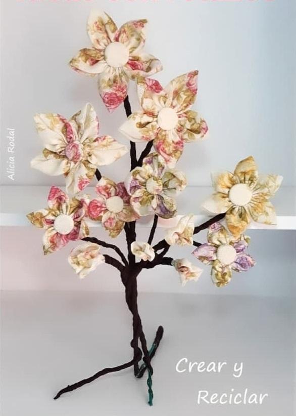 Además de las flores, hay muchas opciones para decorar y embellecer las tumbas, y podemos hacerlas con elementos reciclados.